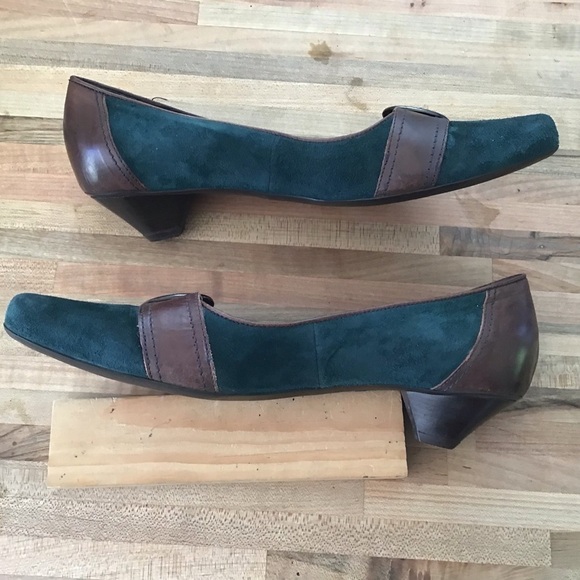 Chocolat Blu green suede and leather pointed toe 1 inch heel pumps. Size 41/ 9.5 - Picture 7 of 10